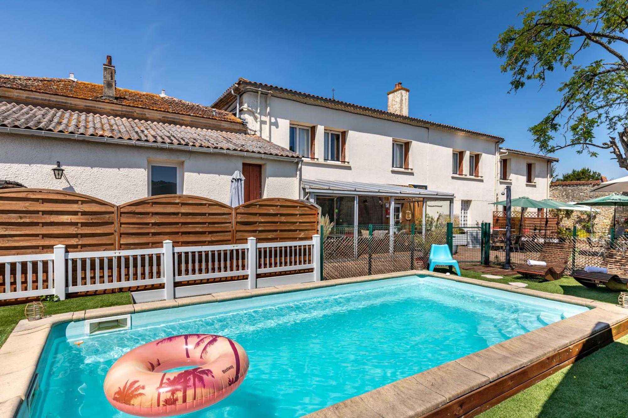 Hotel Les Vieux Acacias Queyrac Exterior photo